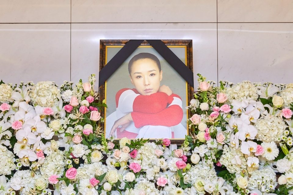 한국 영화의 큰 별 고 강수연의 빈소가 8일 서울 강남구 삼성서울병원 장례식장에 차려져 있다. (사진=故 강수연 배우 장례위원회 제공)