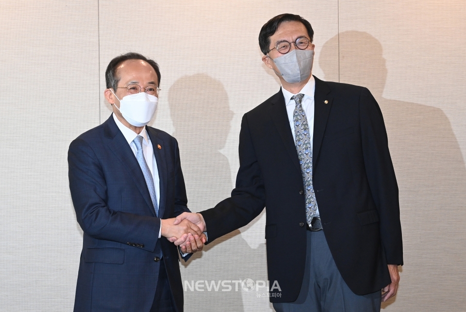 추경호(왼쪽) 경제부총리 겸 기획재정부 장관과 이창용 한국은행 총재가 16일 오전 서울 중구 프레스센터에서 열린 조찬 회동에 앞서 인사를 나누고 있다. ⓒ뉴시스