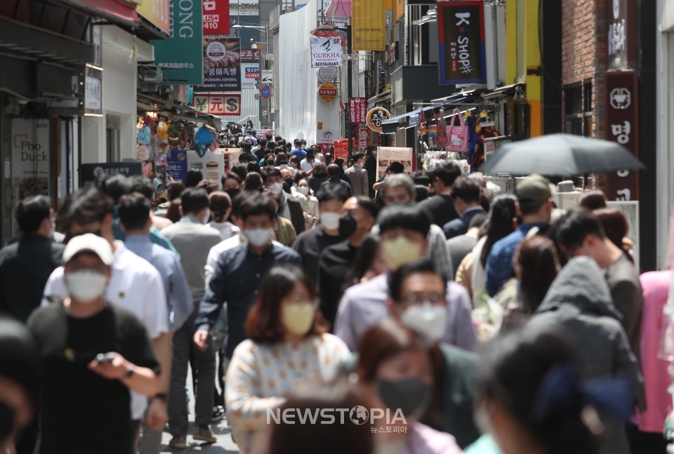 점심시간 즈음 서울 명동에서 시민들이 점심식사를 하기 위해 이동하고 있다.ⓒ뉴시스