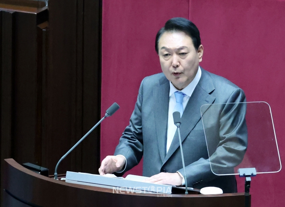 윤석열 대통령이 16일 오전 서울 여의도 국회 본회의장에서 소상공인 손실보상 추가경정예산안 시정연설을 하고 있다. (대통령실사진기자단)