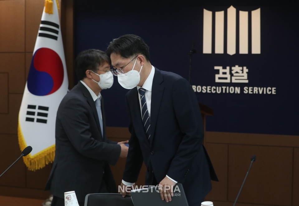 서울중앙지방검찰청 이정수 지검장을 비롯한 간부 검사들이 26일 청사 브리핑실에서 검찰청법-형사소송법 개정안 중재안관련 설명회를 하기 위해 자리로 들어서고 있다. ⓒ뉴시스