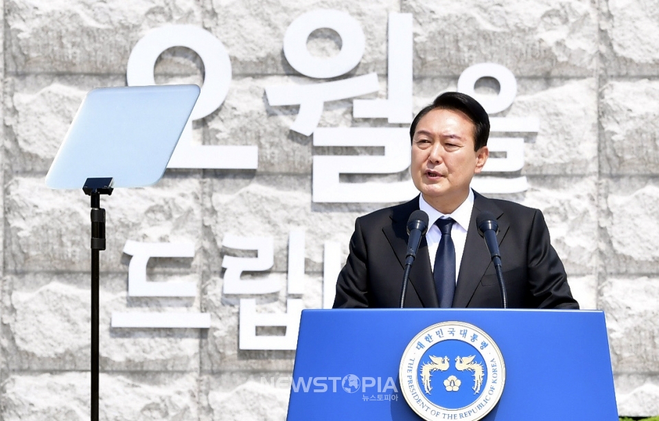 윤석열 대통령이 18일 오전 광주 북구 운정동 국립5·18민주묘지에서 열린 5·18민주화운동 42주기 기념식에 참석해 기념사를 하고 있다. (사진=광주전남사진기자회)