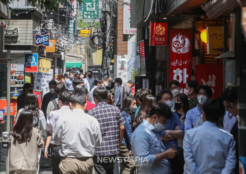 사진은 12일 오후 서울 중구 무교동 음식 문화의 거리 식당들이 점심시간을 맞아 분주한 모습.ⓒ뉴시스