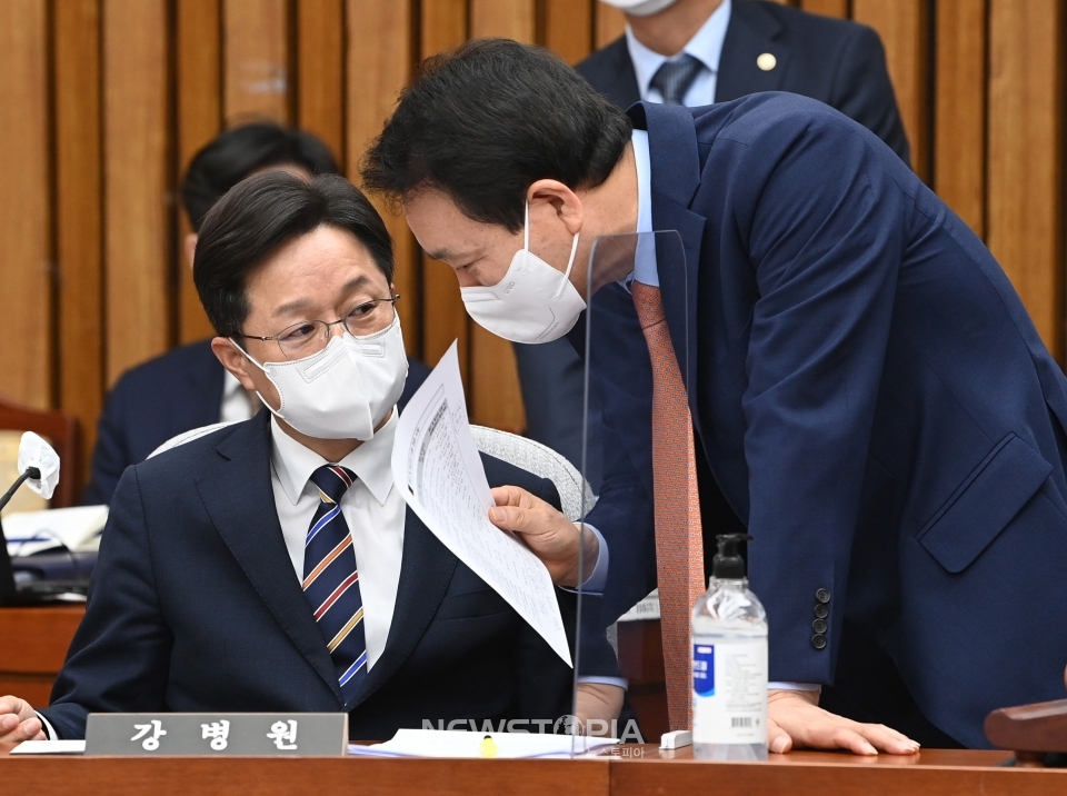 강병원 더불어민주당 인사청문특위 간사가 3일 오후 서울 여의도 국회에서 열린 한덕수 국무총리 후보자 인사청문회가 증인들만 배석한 가운데 진행되자 한 후보자 배석을 요청하며 성일종 국민의힘 간사와 협의하고 있다.ⓒ뉴시스