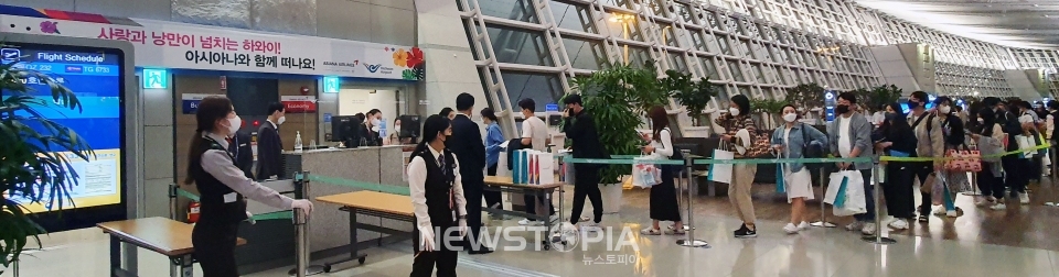 인천-하와이행 항공기에 탑승하는 승객들이 긴 줄을 서고 있는 모습. (사진=인천공항공사 제공)