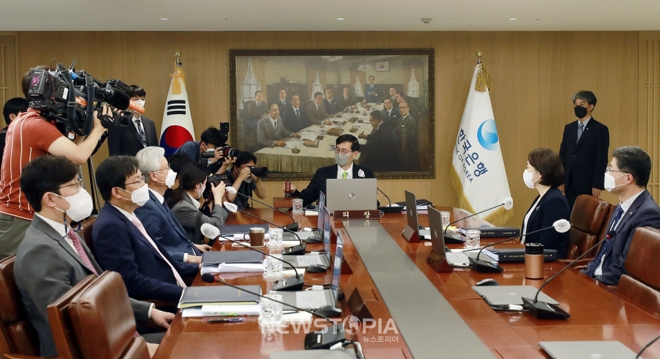 이창용 한국은행 총재가 26일 서울 중구 한국은행에서 열린 금융통화위원회 회의에서 의사봉을 두드리고 있다.ⓒ뉴시스