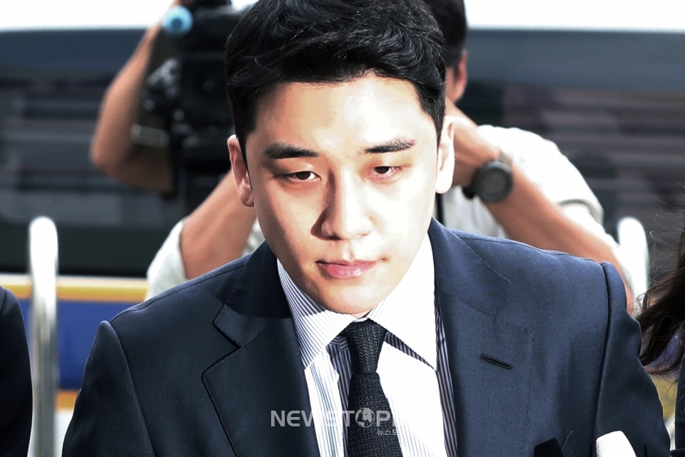 미국 라스베이거스 호텔 카지노를 드나들며 상습도박·외국환거래법 위반 의혹을 받고 있는 그룹 빅뱅 전 멤버 승리(29·이승현)가 28일 오전 서울 중랑구 서울지방경찰청 지능범죄수사대에서 피의자 신분으로 조사받기 위해 출석하고 있다. 2019.08.28.ⓒ뉴시스