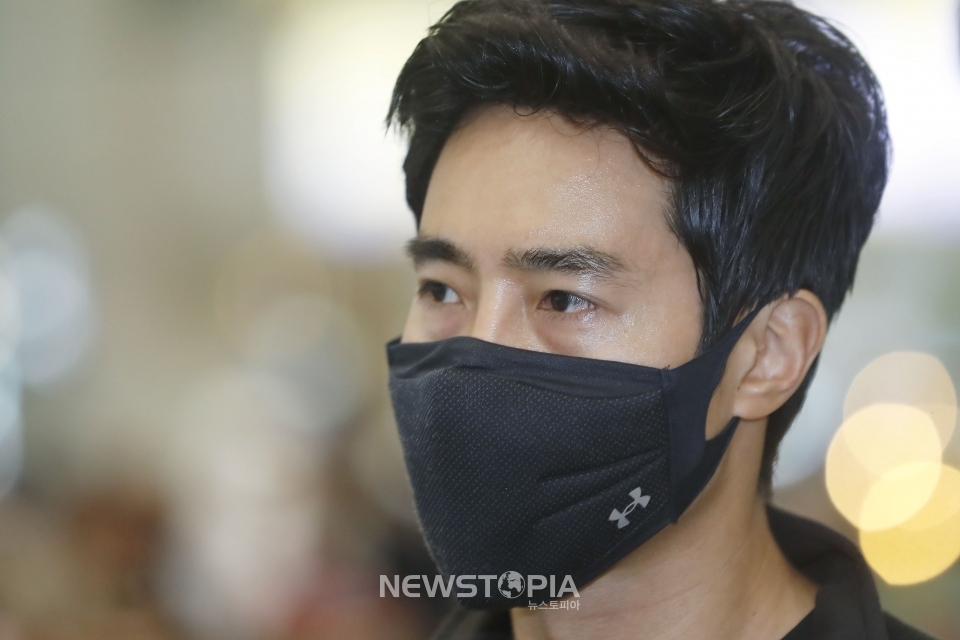 우크라이나 외국인 의용병 부대에 합류했던 이근 전 해군특수전전단 대위가 27일 인천국제공항을 통해 귀국해 취재진 질문에 답변하고 있다.뉴시스