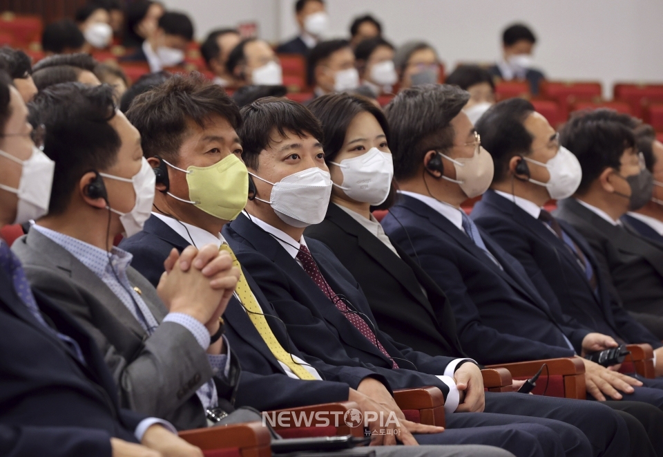 박지현(왼쪽 다섯번째), 윤호중(왼쪽 여섯번째) 더불어민주당 공동비대위원장, 박홍근(왼쪽 일곱번째) 원내대표와 이준석(왼쪽 네번째) 국민의힘 대표, 권성동(오른쪽) 국민의힘 원내대표, 여영국(왼쪽 세번째) 정의당 대표 비롯한 여야 의원들이 11일 오후 서울 여의도 국회 도서관 대강당에서 진행된 볼로디미르 젤렌스키 우크라이나 대통령 화상연설을 지켜보고 있다.ⓒ뉴시스