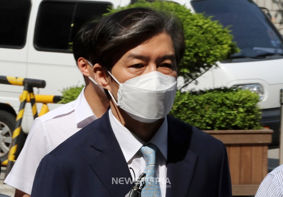 자녀 입시비리 등 혐의로 기소된 조국 전 법무부 장관과 정경심 전 동양대 교수 부부의 재판이 3일 열렸다. 검찰의 재판부 기피신청으로 재판이 중단된 지 약 5개월 만이다. 조 전 장관이 서울 서초구 서울중앙지방법원으로 향하고 있다.
