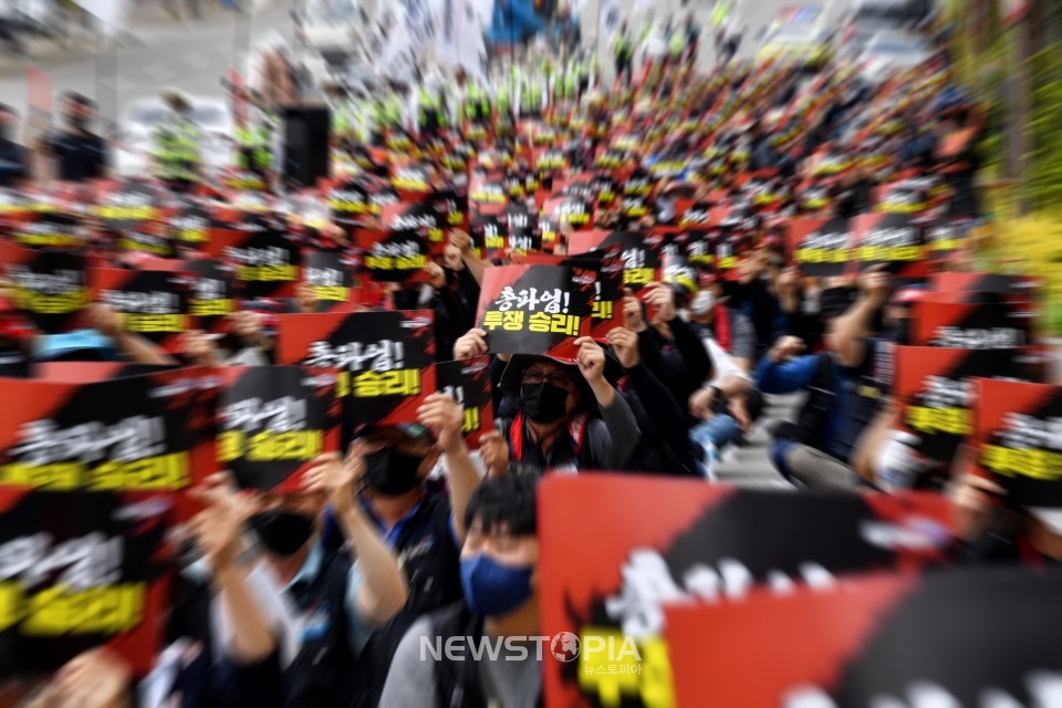 민주노총 화물연대 광주지부 소속 조합원 500여명이 7일 오전 광주 광산구 도천동에서 총파업 결의대회를 열고 있다. (사진=뉴시스)