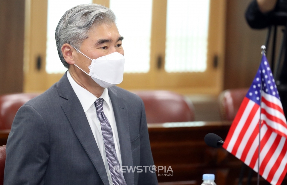 성 김 미국 국무부 대북특별대표가 3일 오전 서울 종로구 외교부에서 한미 북핵수석대표 협의에 참석하고 있다.