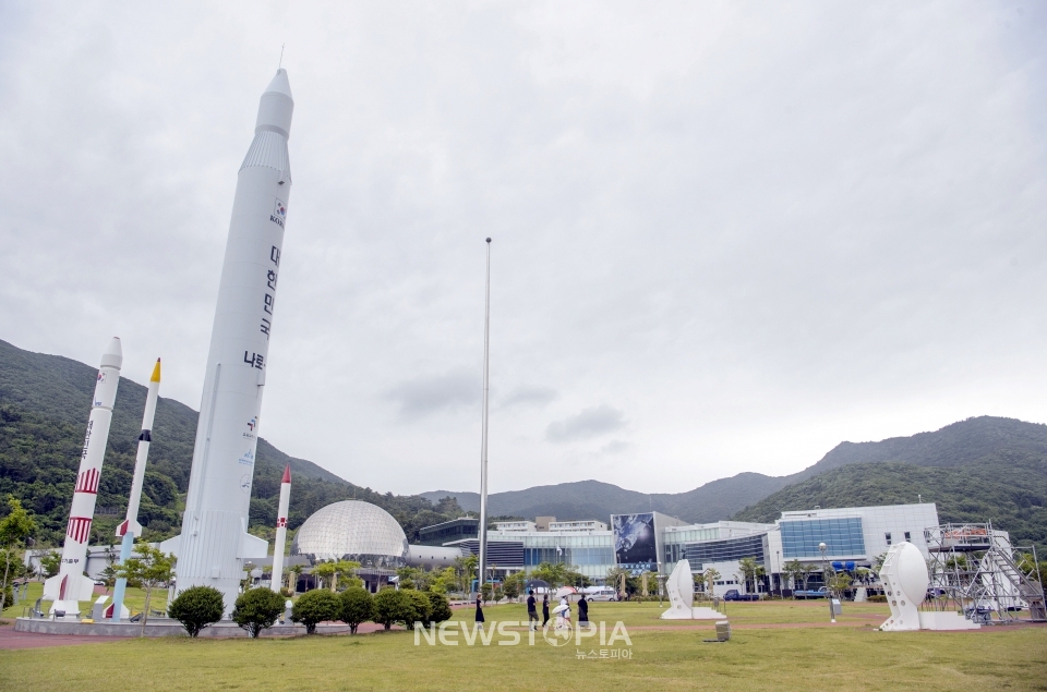 한국형 발사체 누리호(KSLV-Ⅱ) 발사를 이틀 앞둔 13일 오후 전남 고흥군 봉래면 나로우주센터 입구에 모형 발사체가 세워져 있다.