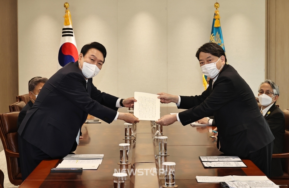 윤석열 대통령이 10일 오후 용산 대통령실 접견실에서 일본의 하야시 요시마사 외무상으로부터 기시다 총리의 취임 축하 친서를 전달받고 있다.