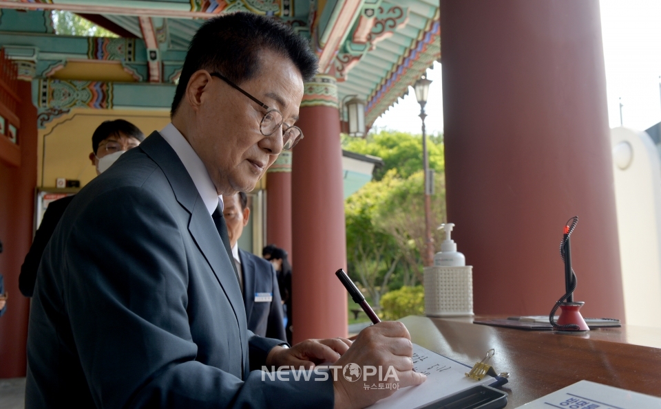 박지원 전 국가정보원장이 6일 오후 광주 북구 운정동 국립 5·18민주묘지를 참배하기 앞서 민주의문 방명록을 쓰고 있다. ⓒ뉴시스