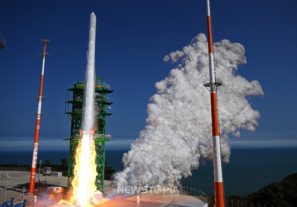 순수 국내 기술로 설계 및 제작된 한국형 발사체 누리호(KSLV-Ⅱ)가 21일 전남 고흥군 나로우주센터 발사대에서 화염을 내뿜으며 우주로 날아오르고 있다. 실제 기능이 없는 모사체(더미) 위성만 실렸던 1차 발사와 달리 이번 2차 발사 누리호에는 성능검증위성과 4기의 큐브위성이 탑재됐다.ⓒ뉴시스