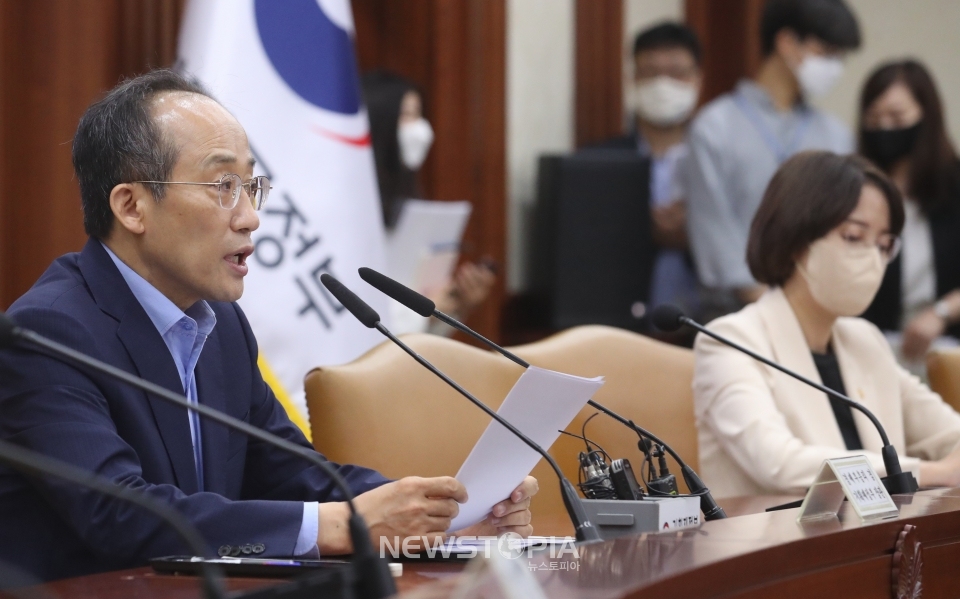 추경호 경제부총리 겸 기획재정부 장관이 23일 오전 서울 종로구 정부서울청사에서 서울-세종 영상으로 열린 제2차 비상경제장관회의를 주재하며 발언하고 있다.ⓒ뉴시스