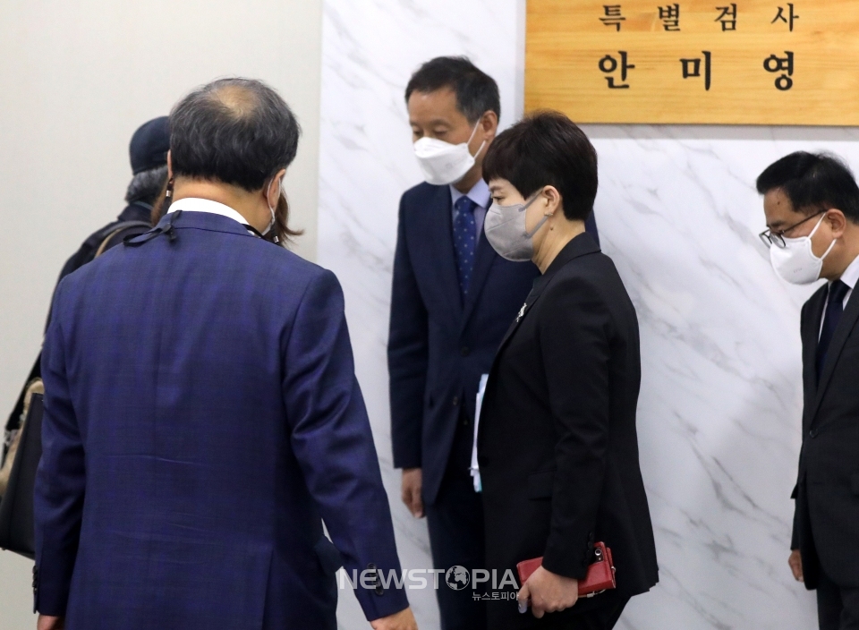 안미영 특검이 13일 오후 서울 서대문구 '공군 20전투비행단 이예람 중사 사망 사건 관련 군 내 성폭력 및 2차 피해 등의 진상규명을 위한 특별검사' 사무실에서 고 이예람 중사 가족을 맞이하고 있다.ⓒ뉴시스