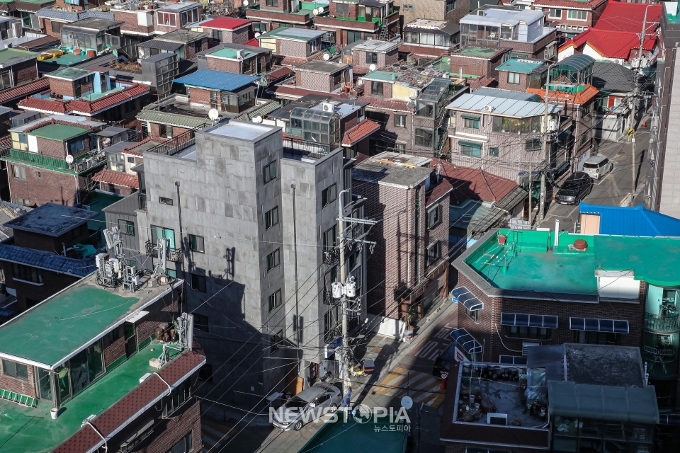 오세훈 서울시장이 13일 서울 강북구 북부수도사업소에서 모아주택 시범사업 현장 기자설명회를 열었다. 사진은 모아타운 시범사업지로 선정된 강북구 번동 일대 모습. ⓒ뉴시스