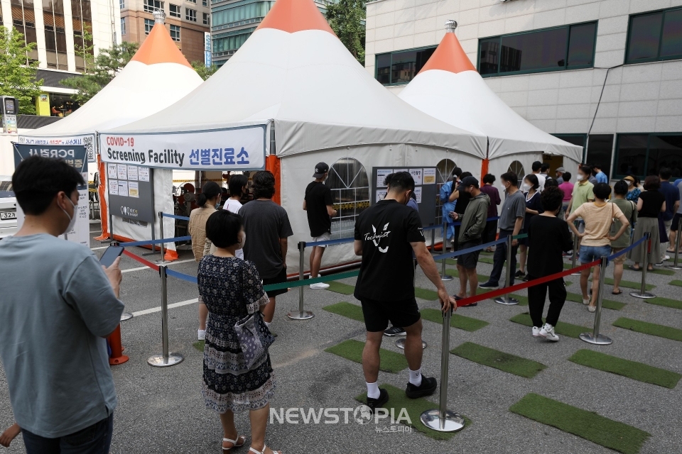 코로나19 신규 확진자가 2만410명으로 집계된 10일 오전 서울 강남구보건소 선별진료소에서 시민들이 검사를 받기 위해 대기하고 있다. ⓒ뉴시스