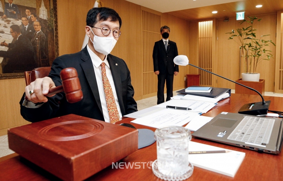 이창용 한국은행 총재가 13일 서울 중구 한국은행에서 열린 금융통화위원회 본회의에서 의사봉을 두드리고 있다.ⓒ뉴시스