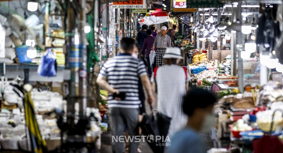 13일 오전 서울 동대문구 청량리종합시장을 찾은 시민들이 장을 보고 있다. 소비자물가가 6%대로 치솟으면서 과감한 금리인상 필요성이 커지고 있다. 한국은행 금융통화위원회는 이날 통화정책방향회의를 열고 기준금리를 현재 1.75%에서 2.25%로 0.50%포인트 인상했다. ⓒ뉴시스