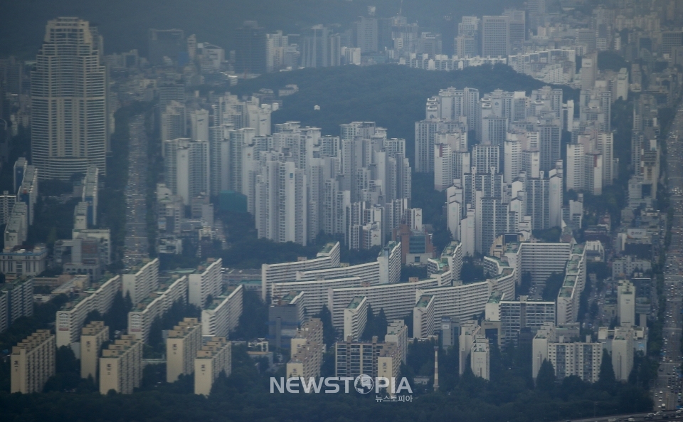 강남구 아파트값이 4개월 만에 하락했다. 한국부동산원에 따르면이번주 서울 아파트값은 지난주와 마찬가지로 0.03% 떨어지며 6주 연속 하락세를 이어갔다. 강남구 아파트값은 0.01% 떨어진 것으로 나타났다. 강남구 아파트값이 하락한 것은 올해 3월 7일(-0.01%) 조사 이후 4개월 만이다. 사진은 8일 오후 서울 송파구 롯데월드타워 전망대 서울스카이에서 바라본 서울시내 아파트의 모습.ⓒ뉴시스