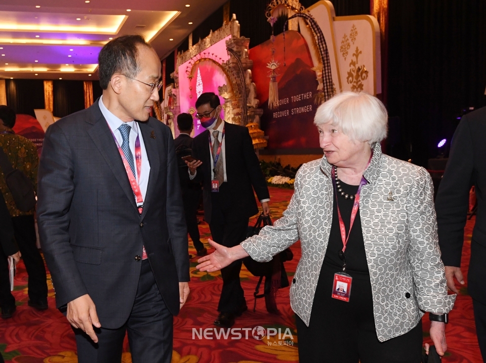 G20 재무장관 중앙은행총재회의 참석차 인도네시아를 방문 중인 추경호 경제부총리 겸 기획재정부 장관이 15일 발리 누사두아 컨벤션센터에서 재닛 옐런 미국 재무장관과 환담을 나누고 있다. (사진=기획재정부 제공)