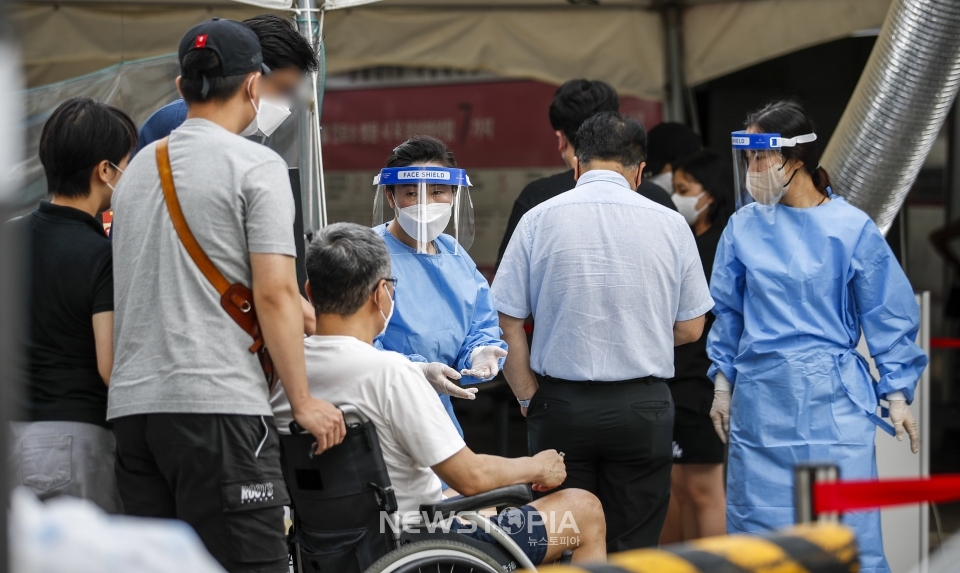 0시 기준 국내 코로나19 신규확진자가 7만3582명으로 집계된 19일 오전 서울 강서구보건소 선별진료소를 찾은 시민들이 검사를 받기 위해 줄 서 있다.ⓒ뉴시스