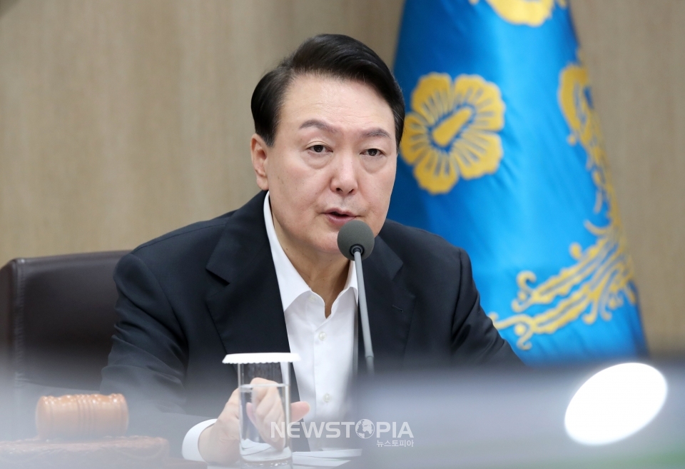 윤석열 대통령이 19일 서울 용산 대통령실 청사에서 국무회의를 주재하고 있다.ⓒ뉴시스
