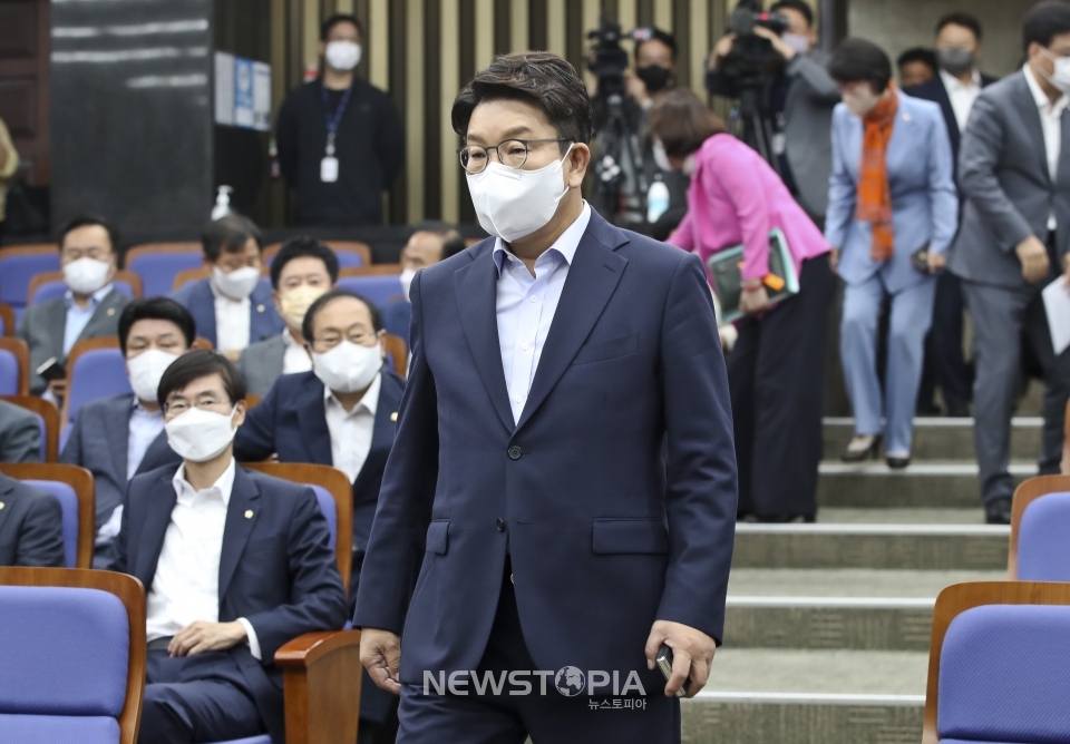 권성동 국민의힘 당대표 직무대행 겸 원내대표가 20일 서울 여의도 국회에서 열린 의원총회에 참석하고 있다.ⓒ뉴시스