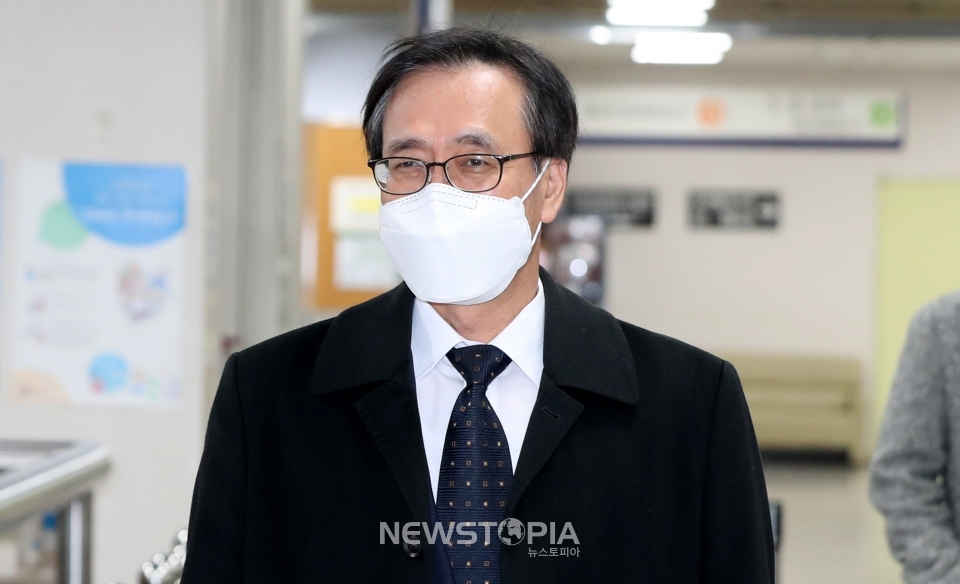 정진웅 법무연수원 연구위원이 지난해 9일 오전 서울 서초구 서울고등법원에서 열린 '한동훈 검사장 독직폭행' 혐의와 관련 항소심 2차 공판에 출석하고 있다.ⓒ뉴시스