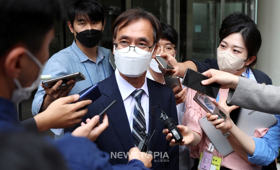 항소심에서 무죄를 선고 받은 정진웅 법무연수원 연구위원이 21일 오후 서울 서초구 서울고등법원에서 열린 '한동훈 독직폭행' 혐의 관련 항소심 선고 공판을 마친 후 입장을 밝히고 있다.ⓒ뉴시스