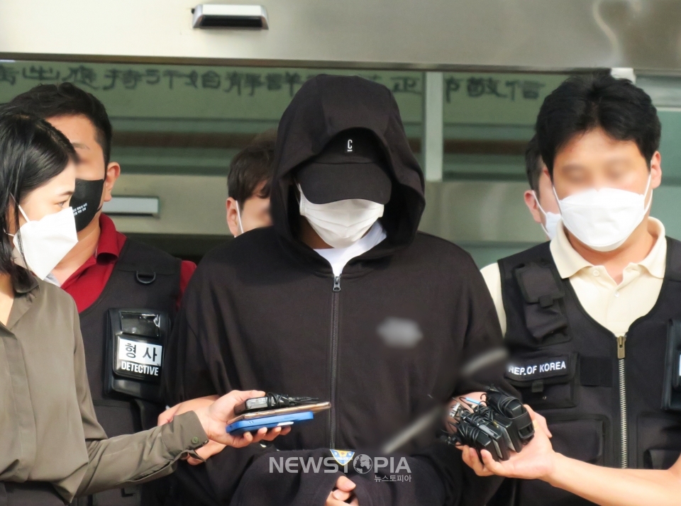 인하대학교 캠퍼스에서 동급생을 성폭행한 뒤 건물 3층에서 지상으로 추락하게 해 사망에 이르게 한 혐의를 받는 20대 남학생이 22일 오전 인천 미추홀구 미추홀경찰서 유치장을 나와 검찰로 송치되고 있다. ⓒ뉴시스