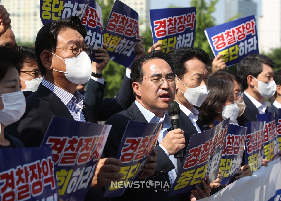 박홍근 더불어민주당 원내대표와 원내지도부 등이 26일 오전 서울 용산구 대통령 집무실 인근에서 윤석열 정권 경찰장악 규탄 기자회견을 하고 있다.ⓒ뉴시스