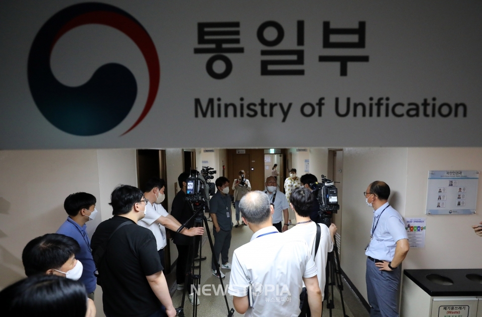 검찰이 문재인 정부 블랙리스트 사건 관련 통일부와 과학기술정보통신부에 대한 압수수색에 들어간 27일 오후 서울 종로구 정부서울청사에서 취재진과 통일부 직원들이 사무실 앞에 대기하고 있다.ⓒ뉴시스