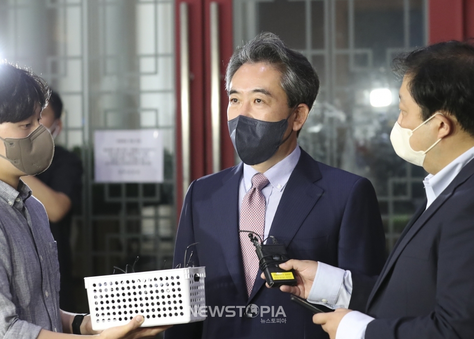 윤희근 경찰청장 후보자가 25일 오후 서울 서대문구 미근동 경찰청을 나서며 기자들 질문에 답하고있다. ⓒ뉴시스