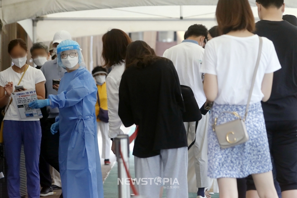 28일 서울 송파구보건소 선별진료소에서 시민들이 코로나19 검사 받기 위해 줄을 서고 있다. 질병관리청 중앙방역대책본부는 28일 0시 기준 전국 확진자가 8만8384명 발생했다고 밝혔다.ⓒ뉴시스