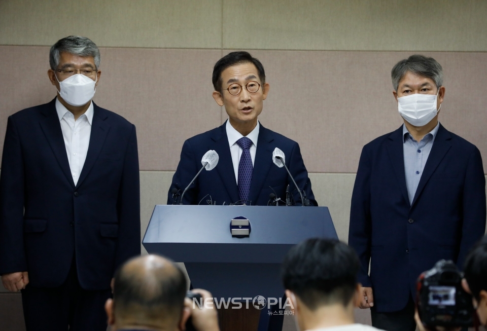 행정안전부에 경찰국이 정식 출범한 2일 서울 경찰청에서 김호철 국가경찰위원회 위원장과 위원들이 경찰국 강행에 유감을 표명하는 기자회견을 하고 있다. ⓒ뉴시스