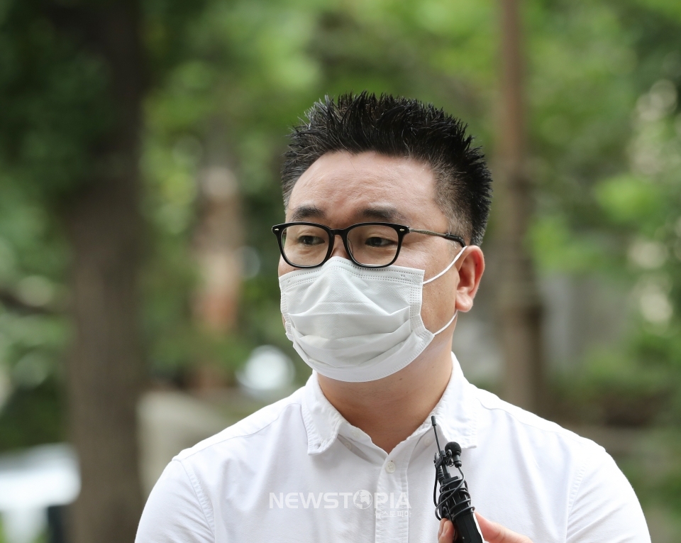 윤석열 대통령 부인 김건희 여사와의 통화 녹취를 방송사에 유출하고 국민의힘으로부터 고발당한 이명수 서울의소리 기자가 4일 서울 마포구 반부패공공범죄수사대에서 김건희 녹취록 유출 관련 첫 피고발인 조사를 받기에 앞서 입장 표명을 하고 있다. ⓒ뉴시스