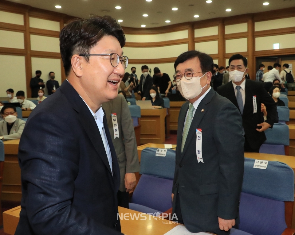 권성동 국민의힘 당대표 직무대행 겸 원내대표가 5일 서울 여의도 국회에서 열린 국민의힘 제4차 상임전국위원회에서 인사말을 마친 후 회의장을 나서고 있다. 오른쪽은 서병수 상임전국위원회 의장.ⓒ뉴시스