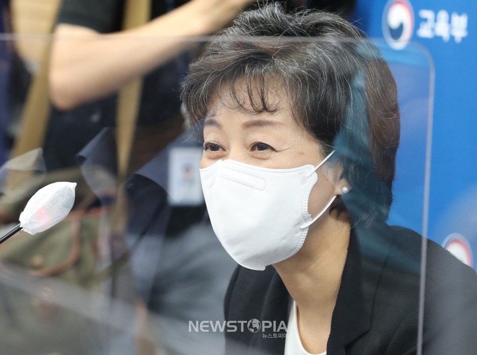 박순애 사회부총리 겸 교육부 장관이 2일 서울 종로구 정부서울청사에서 취학연령 하향 관련 학부모 의견 수렴을 위해 참교육을위한전국학부모회, 전국학부모단체연합, 학교를사랑하는학부모모임 등 학부모 단체 간담회에 참석해 발언하고 있다. ⓒ뉴시스
