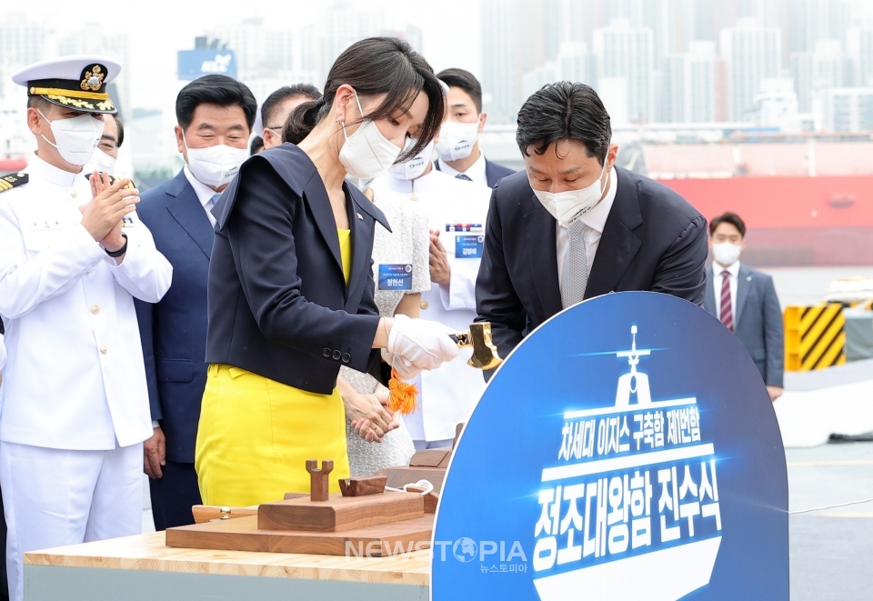 윤석열 대통령 부인 김건희 여사가 28일 울산 현대중공업에서 열린 정조대왕함 진수식에서 진수줄을 절단하고 있다.ⓒ뉴시스