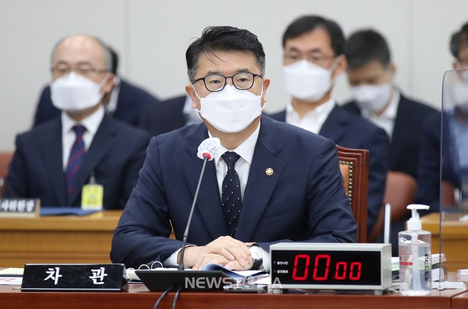 장상윤 교육부 차관이 9일 오전 서울 여의도 국회에서 열린 교육위원회 전체회의에서 질의에 답변하고 있다.