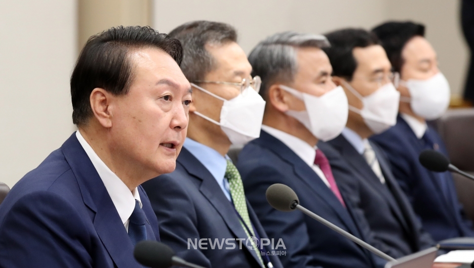 윤석열 대통령이 12일 서울 용산 대통령실 청사에서 열린 임시 국무회의를 주재하고 있다.ⓒ뉴시스