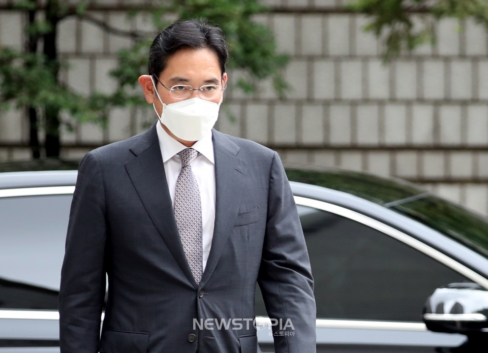 이재용 삼성전자 부회장이 11일 오전 서울 서초구 서울중앙지방법원에서 열린 '삼성 부당합병' 관련 59차 공판에 출석하고 있다. ⓒ뉴시스