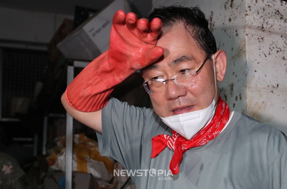 국민의힘 주호영 비상대책위원장이 11일 오전 서울 동작구 남성사계시장에서 수해 복구 봉사활동 중 이마의 땀을 닦고 있다. ⓒ뉴시스