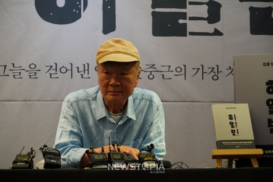 소설가 김훈이 3일 마포구 한 카페에서 신작 '하얼빈' 출간을 맞아 기자간담회를 진행하고 있다. (사진=문학동네 제공)