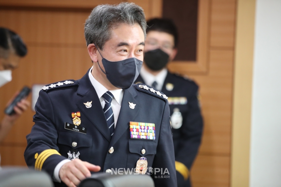 윤희근 경찰청장이 12일 서울 종로구 정부서울청사에서 열린 치안정감, 치안감 승진 임명장 수여식에 참석하고 있다.ⓒ뉴시스