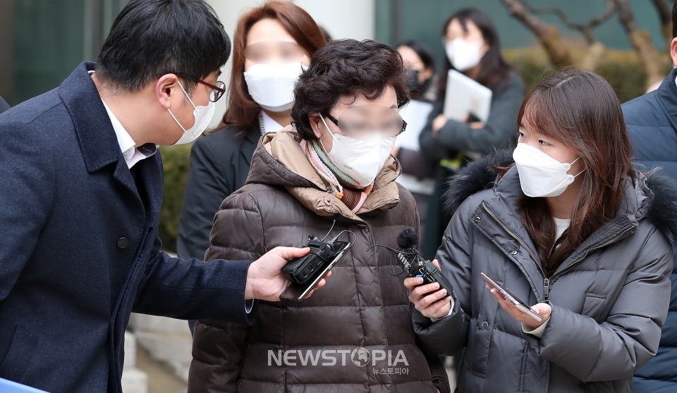 불법 요양병원을 운영하며 수십억원대 요양급여를 부정수급한 혐의로 재판을 받고 있는 윤석열 국민의힘 대선 후보의 장모 최모씨가 25일 서울 서초구 서울고법에서 열린 항소심 선고공판을 마친 후 이동하고 있다. 서울고법 형사5부(부장판사 윤강열)는 특정경제범죄 가중처벌 등에 관한 법률 위반(사기 등) 혐의로 기소된 최모(74)씨에게 1심 유죄 판단을 뒤집고 무죄를 선고했다. 재판부는 "피고인이 이 사건 병원을 운영했다는 범행이 인정되지 않는다"며 "동업자들과 공모해 건보공단을 기망했다는 범행이 인정되지 않는다. 범죄 증명이 없다"고 판단했다. 2022.01.25. ⓒ뉴시스